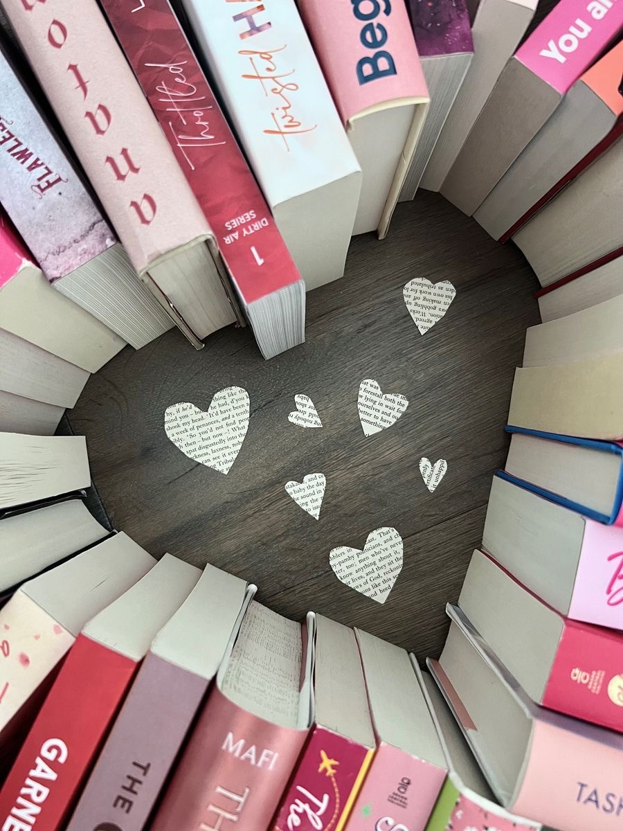 Книги в форме сердца - гифки и картинки