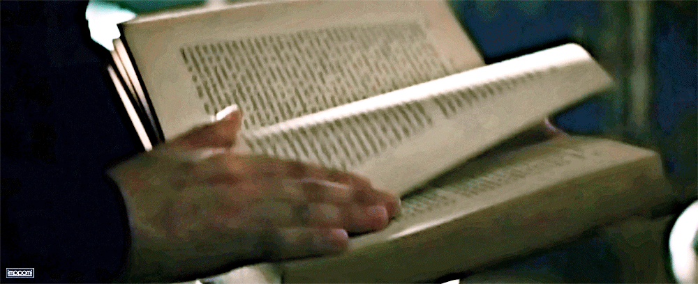 Человек перелистывает страницы книги - гифки и картинки