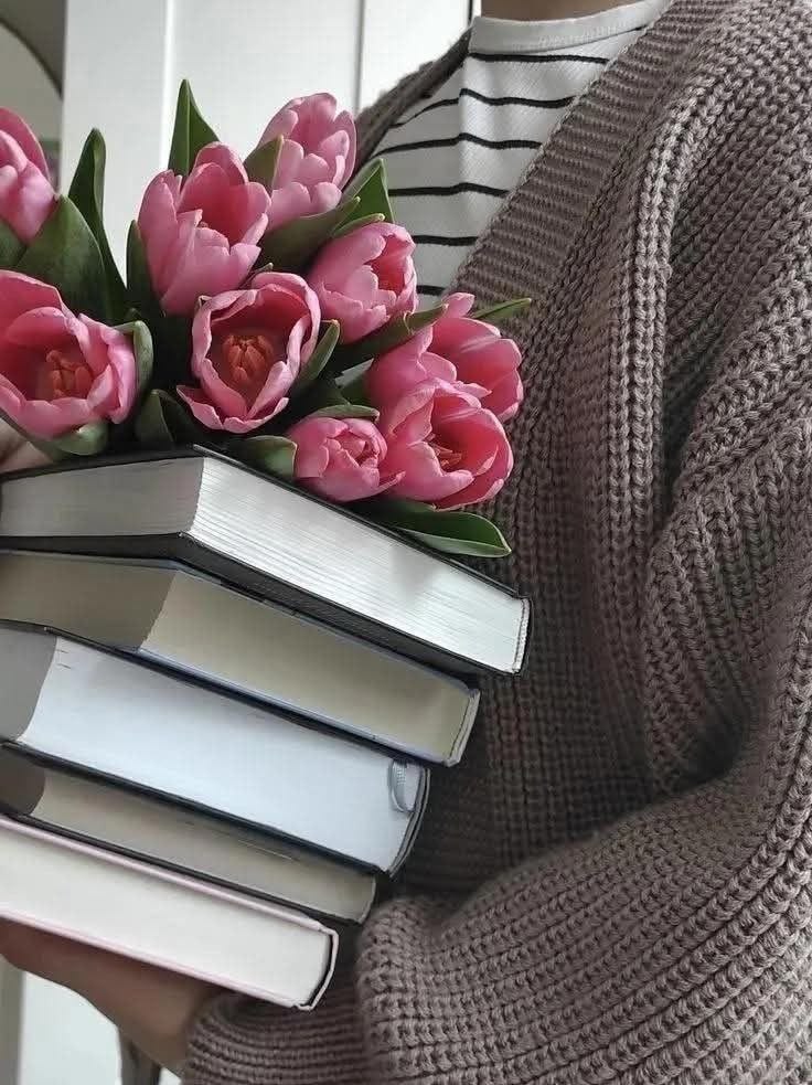 Книги и розовые тюльпаны - гифки и картинки