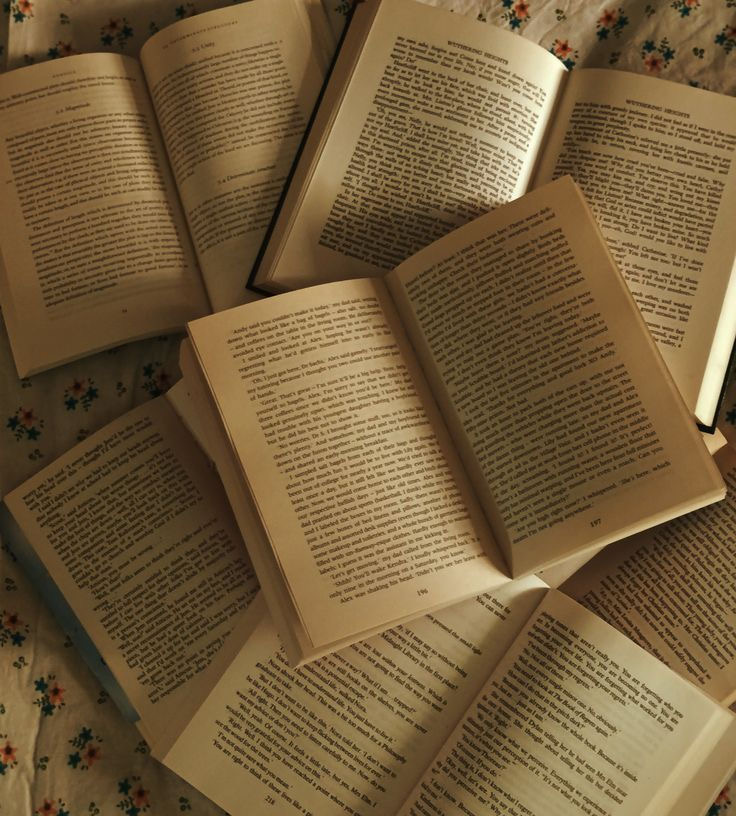 Книги на столе - гифки и картинки