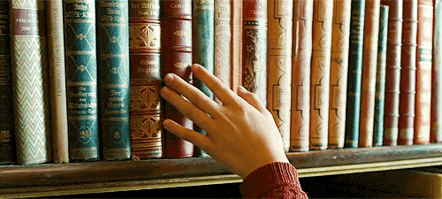 Рука перебирает корешки книг - гифки и картинки