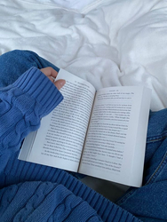 Чтение любимой книги - картинка gif