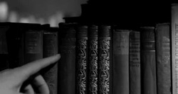 Выбор книги на полке - картинка gif