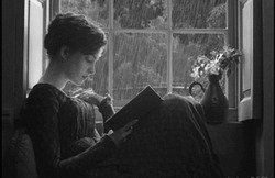 Девушка читает книгу - картинка gif