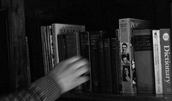 Рука выбирает книгу с полки - картинка gif
