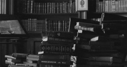 Книги постепенно исчезают - картинка gif