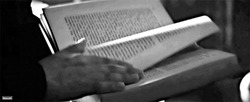 Человек перелистывает страницы книги - картинка gif