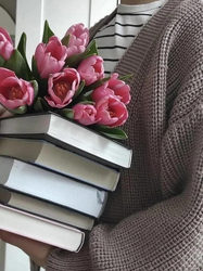 Книги и розовые тюльпаны - картинка gif