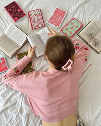 Девушка читает книги - картинка gif