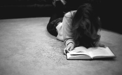 Девушка читает книгу - картинка gif