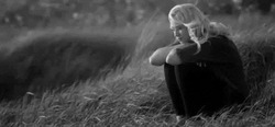 Девушка в колышущейся траве - картинка gif