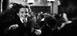 Гермиона обнимает Гарри - картинка gif