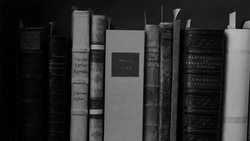 Книжная полка сдвигается влево - картинка gif