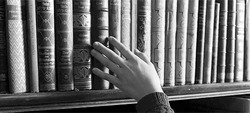 Рука перебирает корешки книг - картинка gif