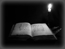 Мерцание свечи над книгой - картинка gif