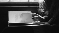 Девушка читает книгу - картинка gif