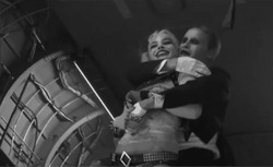 Джокер и Харли Квинн обнимаются - картинка gif