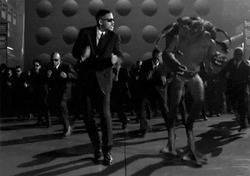 Танец людей в костюмах - картинка gif