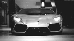 Золотой Lamborghini открывает двери - картинка gif