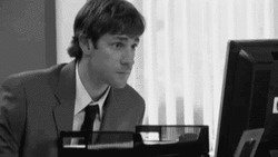Мужчина смотрит в камеру - картинка gif