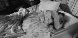 Человек сбрасывает с себя одеяло - картинка gif
