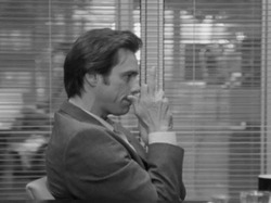 Мужчина показывает средний палец - картинка gif