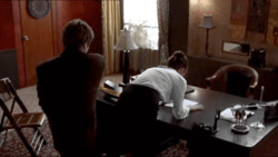 Мужчина надевает пиджак - картинка gif