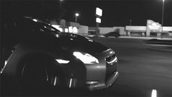 Гонка двух спорткаров - картинка gif