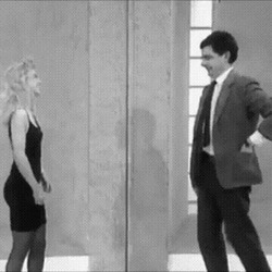 Мистер Бин приветствует девушку - картинка gif