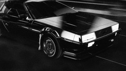 Спортивный автомобиль едет ночью - картинка gif