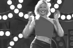 Женщина энергично танцует - картинка gif