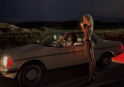 Девушка возле автомобиля - картинка gif