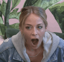 Шокированная девушка оглядывается - картинка gif