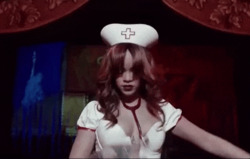 Медсестра держит стетоскоп - картинка gif