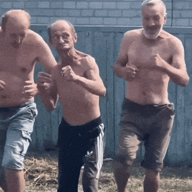 Мужчины выполняют боксерские упражнения - На каждый день