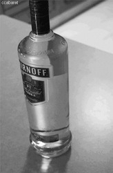 Бутылка водки пустеет - картинка gif