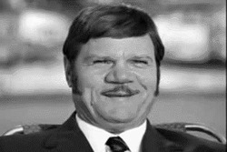 Мужчина снимает накладные усы - картинка gif