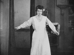 Женщина танцует с призраком - картинка gif