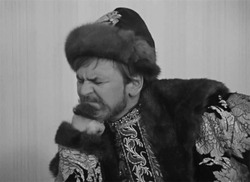 Царь сокрушенно закрывает лицо - картинка gif