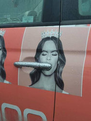 Рекламная наклейка на автомобиле - картинка gif