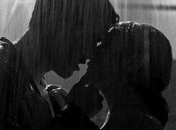 Страстный поцелуй в дождь - картинка gif