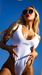 Девушка в белом купальнике - картинка gif
