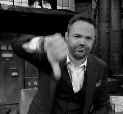Мужчина опускает большой палец - картинка gif