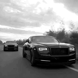 Два Rolls-Royce едут по дороге - картинка gif
