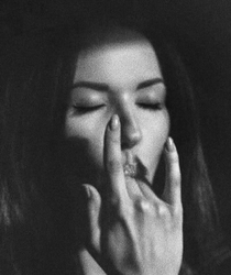Задумчивая женщина - картинка gif