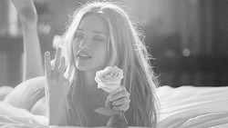 Девушка показывает жестом цифру - картинка gif