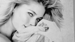 Девушка обнимает мягкую ткань - картинка gif