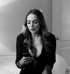 Женщина отвечает на звонок - картинка gif