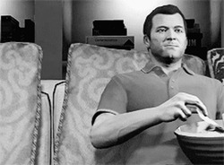 Мужчина ест чипсы - картинка gif