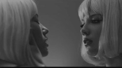 Девушки смотрят друг на друга - картинка gif